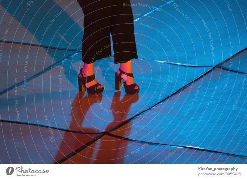 Frauenbeine in High Heels auf der Bühne im Neon-Scheinwerferlicht schön Körper Nachtleben Entertainment Party Musik Club Disco Tanzen feminin Erwachsene Beine