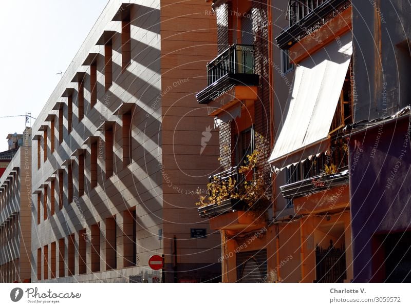 Nachbarschaft Valencia Spanien Europa Hafenstadt Stadtzentrum Haus Bauwerk Gebäude Architektur Wohnhaus Fassade Stein Beton Streifen ästhetisch authentisch