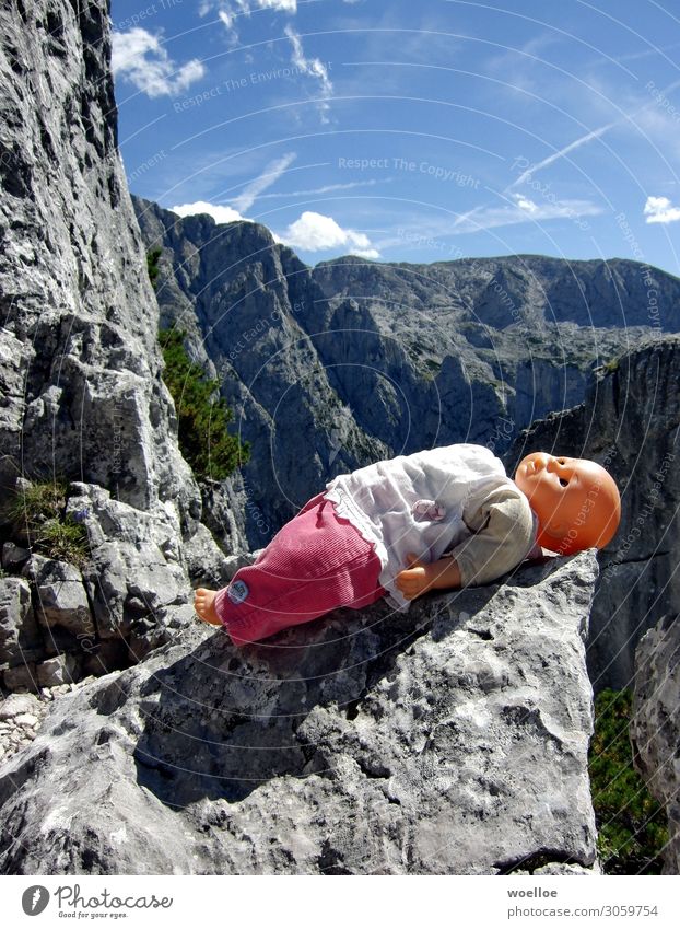 Babypause Berge u. Gebirge wandern Umwelt Natur Landschaft Schönes Wetter Felsen Alpen Berchtesgaden Berchtesgadener Alpen Puppe Kunststoff Erholung liegen blau