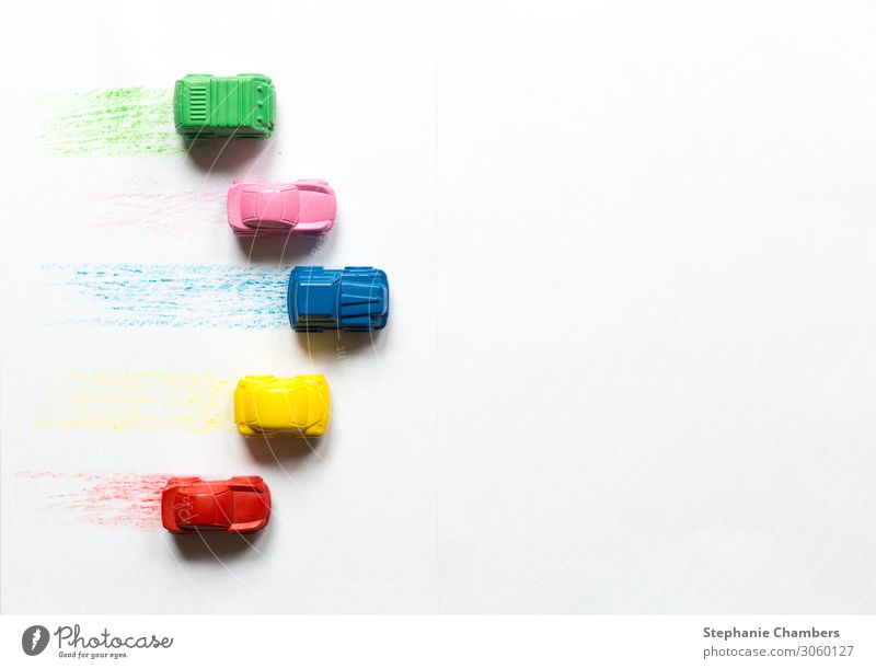 Fünffarbige Kreidewagen auf weißem Hintergrund PKW mehrfarbig KFZ zurück zur Schule Flachlegung Farbstift Rennwagen zoomen reisen Farbfoto abstrakt