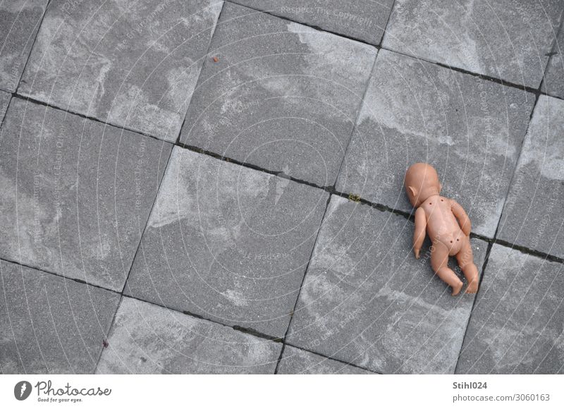 verloren Terrasse Baby 1 Mensch 0-12 Monate liegen kalt nackt grau Traurigkeit Trauer Sehnsucht Heimweh Verzweiflung verstört Einsamkeit Vergänglichkeit
