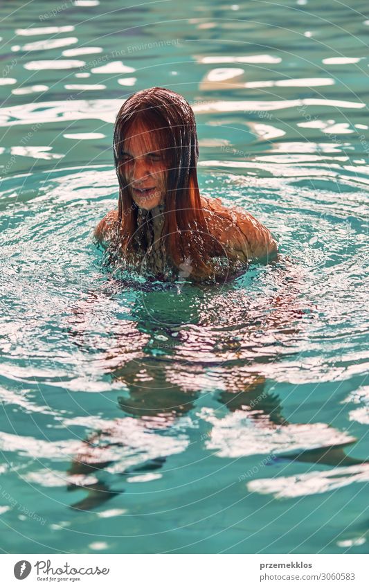 Junge Frau auf dem Weg zur Luft aus dem Wasser Lifestyle Freude Glück schön sportlich Wellness Leben Wohlgefühl Erholung Spa Schwimmbad Schwimmen & Baden