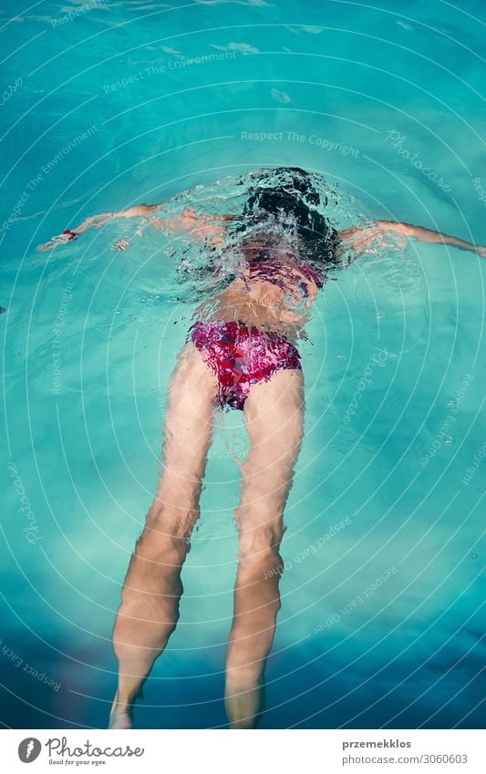 Mädchen beim Schwimmen und Entspannen im Schwimmbad Lifestyle Freude Glück schön Körper Fitness Wellness Leben Wohlgefühl Erholung Spa Schwimmen & Baden