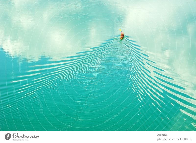 Wolkenpaddler Sommerurlaub Wellen Wassersport Sportler Kajak 1 Mensch Himmel See Sportboot elegant Unendlichkeit Geschwindigkeit sportlich orange türkis weiß