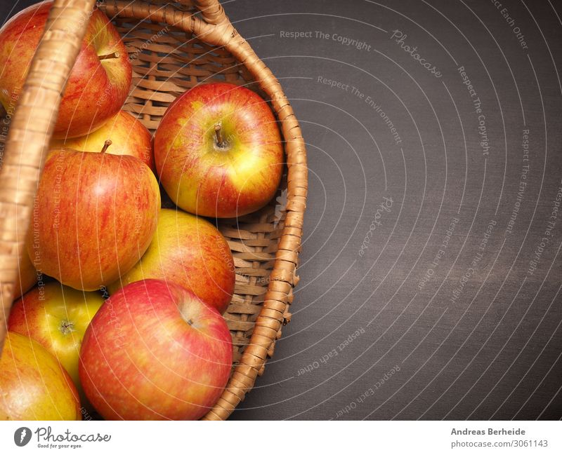 Bio Äpfel im Korb Frucht Apfel Bioprodukte Gesunde Ernährung Sommer lecker sauer apples organic self supply chalkboard blackboard copy space cultivation