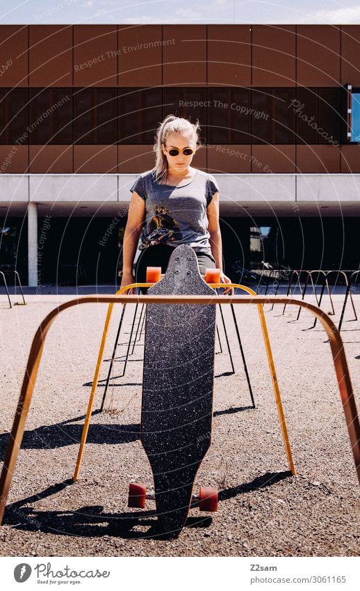Skaterin Lifestyle Freizeit & Hobby Sommer Skateboarding Junge Frau Jugendliche 18-30 Jahre Erwachsene Stadt T-Shirt Sonnenbrille blond langhaarig stehen