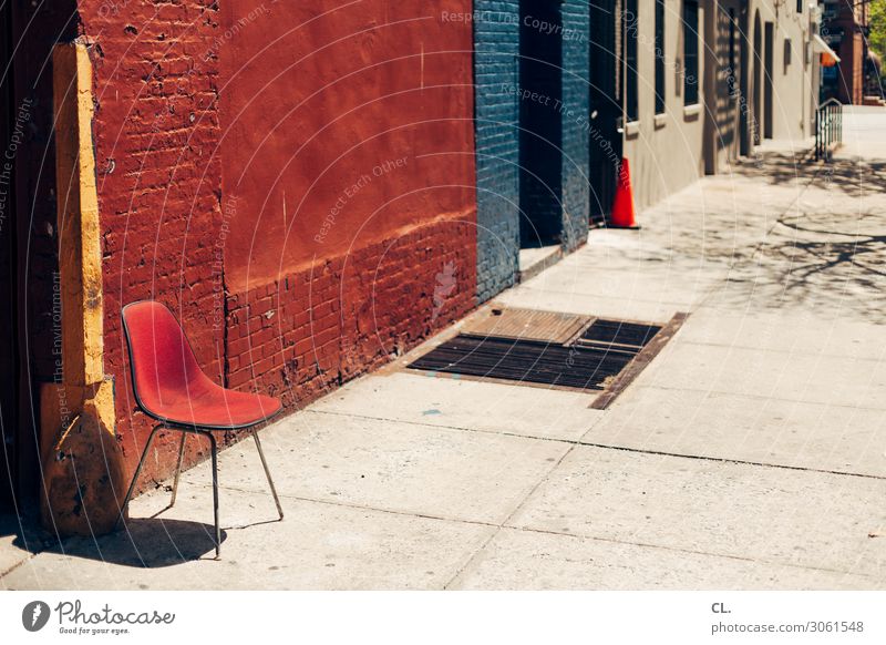 ein stuhl in harlem Städtereise Möbel Stuhl Schönes Wetter New York City USA Stadt Menschenleer Haus Mauer Wand Verkehrswege Wege & Pfade rot ruhig Pause