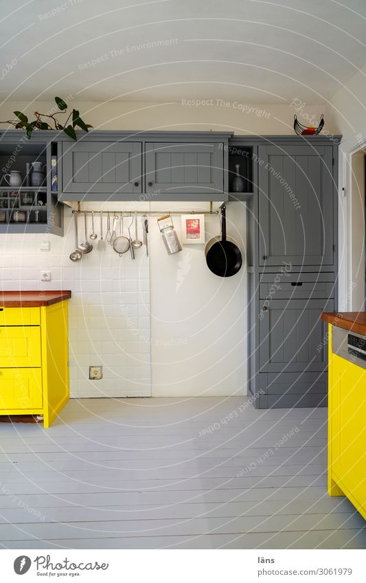 Küche ohne Herd Lifestyle Stil Häusliches Leben Wohnung Haus Renovieren Innenarchitektur Dekoration & Verzierung Möbel retro gelb grau Design Erwartung
