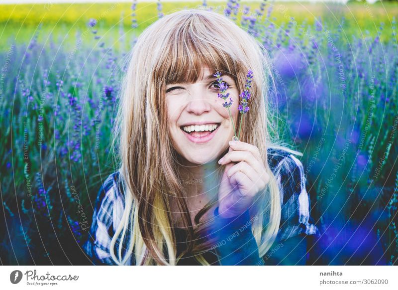 Junge Frau genießt den Tag in einem Lavendelfeld. Kräuter & Gewürze Lifestyle schön Gesicht Kosmetik Alternativmedizin Medikament Leben Erholung Mensch feminin