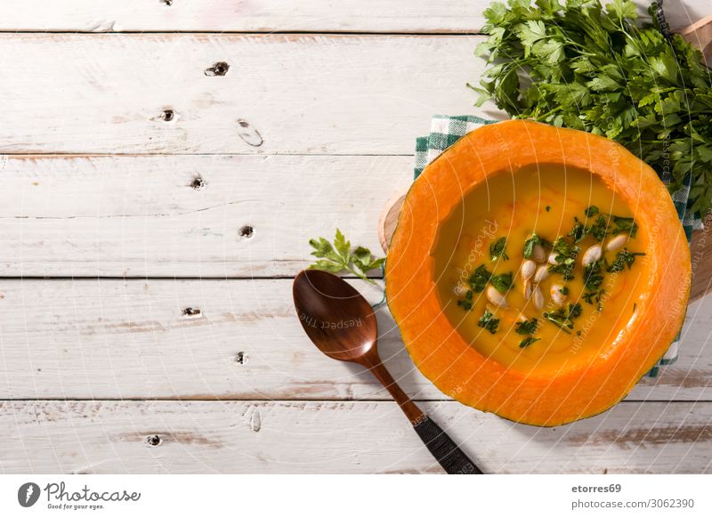Kürbis- und Karottensuppe auf Holztisch. Herbstessen. Suppe Lebensmittel Gesunde Ernährung Foodfotografie Gesundheit Gemüse Möhre liquide Erntedankfest