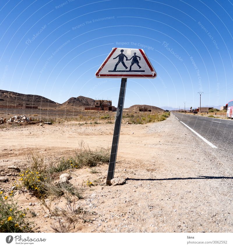 Achtung Fußgänger Mensch Natur Landschaft Himmel Wolkenloser Himmel Schönes Wetter Verkehr Wege & Pfade Fernstraße Schilder & Markierungen Hinweisschild