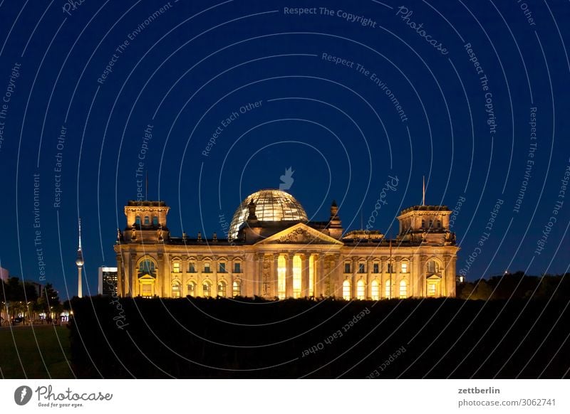 Reichstag nachts Abend Architektur Berlin Deutscher Bundestag Deutschland Deutsche Flagge dunkel Dämmerung Hauptstadt Nacht Parlament Regierung Regierungssitz