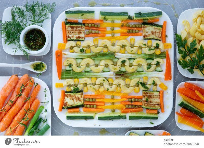 Nudelsalat im Quadrat mit gebratenen Frühlingszwiebeln und Zucchini Salat Nudeln Lebensmittel Gemüse Salatbeilage Teigwaren Backwaren Kräuter & Gewürze Öl Möhre