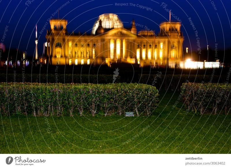 Reichstag nachts und verwackelt Abend Architektur Berlin Deutscher Bundestag Deutschland Deutsche Flagge dunkel Dämmerung Hauptstadt Nacht Parlament Regierung