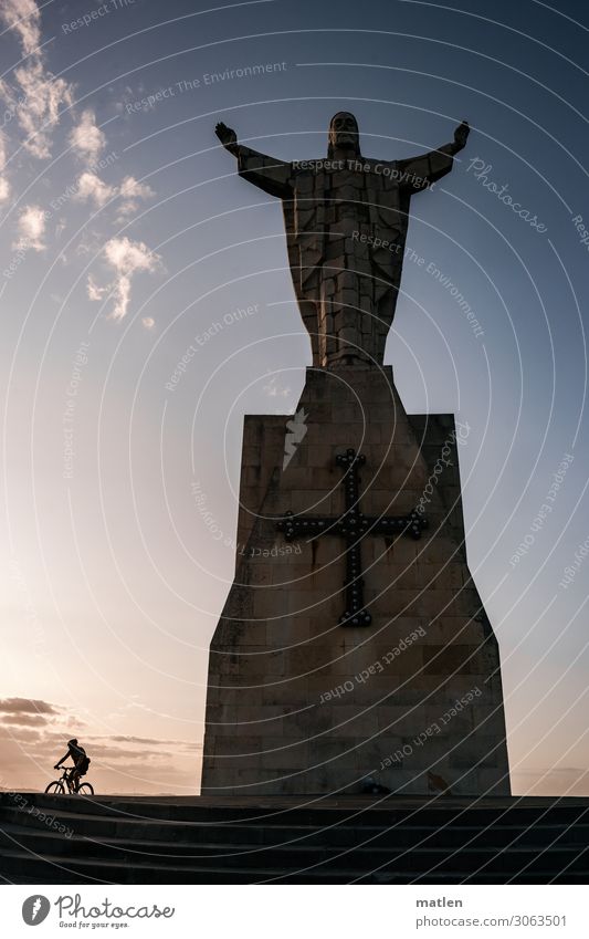 Amen Mensch maskulin Mann Erwachsene Oviedo Hauptstadt Bauwerk Wahrzeichen Fahrrad fahren blau braun Zukunftsangst Statue Fahrradfahren Wolken Treppe Kreuz