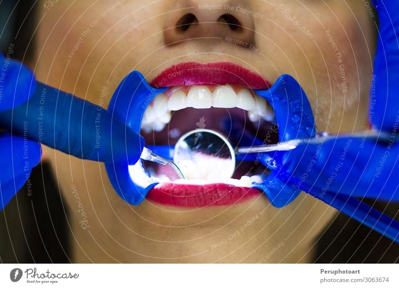 Regelmäßige umfassende zahnärztliche Untersuchung Gesundheitswesen Behandlung Spiegel Prüfung & Examen Werkzeug Mensch Frau Erwachsene Mund Lippen Zähne