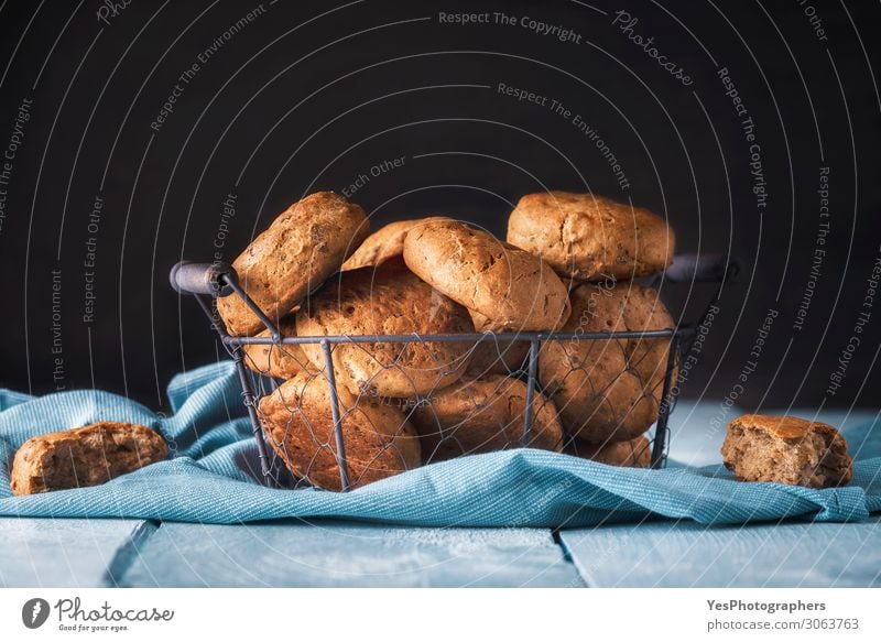 Roggenbrotbrötchen in einem Korb auf einem Küchentisch Brötchen Ernährung Frühstück Büffet Brunch Diät Gesunde Ernährung frisch blau backen Bäckerei