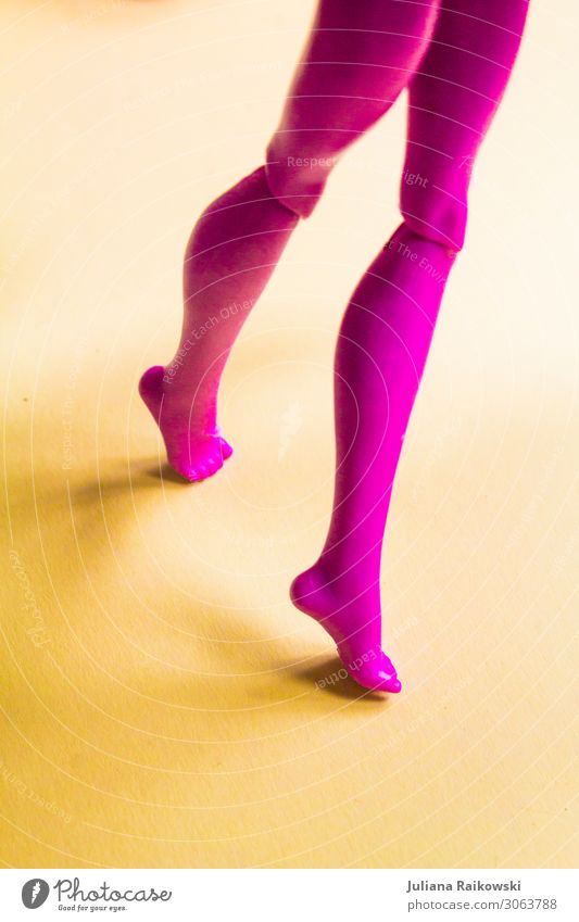 pinke Puppenbeine auf gelben Hintergrund Kunst Spielzeug Kunststoff schön Diät Bewegung gehen Tanzen ästhetisch dünn elegant Erotik nackt trashig rosa Sex
