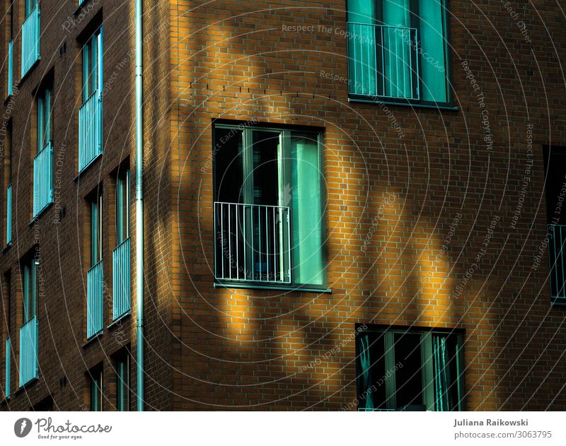 Lichtreflexion an einem Backsteingebäude mit vielen Fenstern Stadt Hauptstadt Hafenstadt Haus Fabrik Bauwerk Gebäude Architektur Mauer Wand Fassade Stein Beton