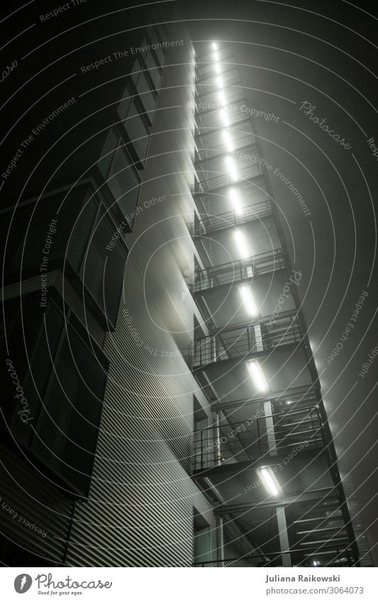 leuchtendes Hochhaus in der Nacht Leuchtstoffröhre Fortschritt Zukunft Stadt Hauptstadt Stadtzentrum Bauwerk Gebäude Architektur Balkon Fenster Beton Glas