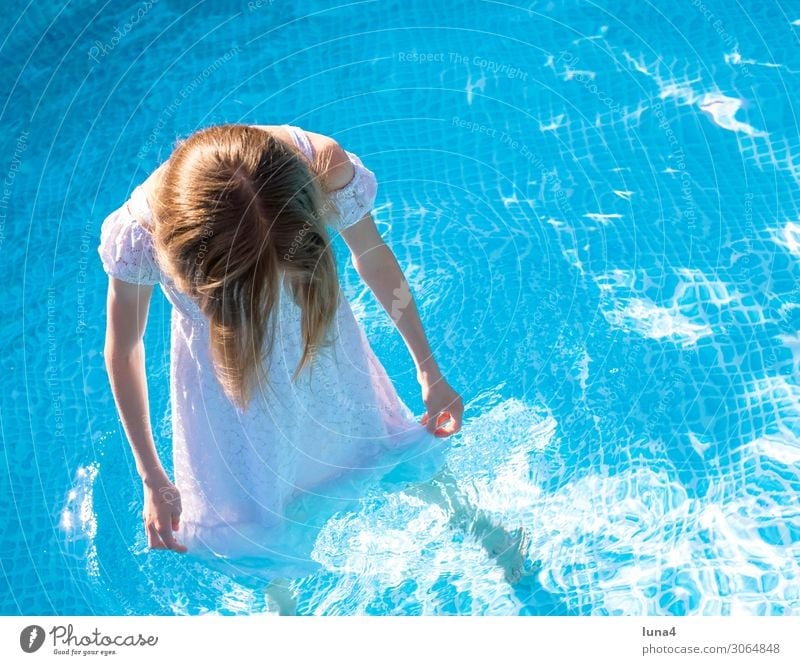 Mädchen mit Kleid im pool Lifestyle Freude Wohlgefühl Zufriedenheit Erholung Schwimmbad Schwimmen & Baden Freizeit & Hobby Ferien & Urlaub & Reisen Sommer