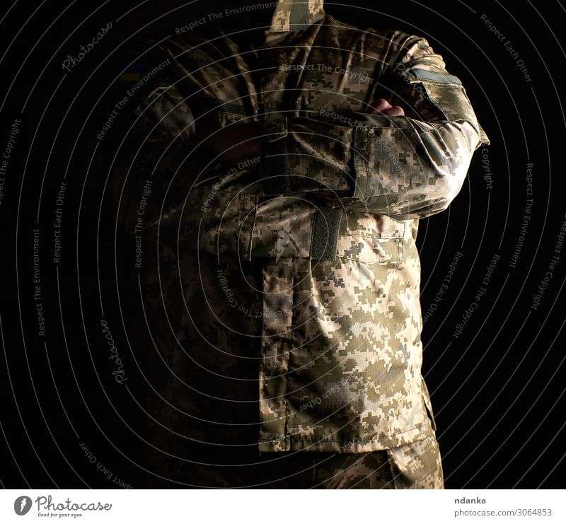 Ukrainischer Soldat in Camouflage-Uniform Freiheit Beruf Mann Erwachsene Vater 1 Mensch 30-45 Jahre Denkmal Bekleidung Hose Anzug Jacke stehen dunkel stark grün