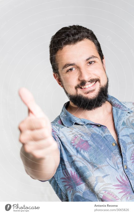gutaussehender bärtiger Mann ok an der Kamera sybol Erwachsene Hemd Lächeln Fröhlichkeit Klischee selbstbewußt hawaiianisch Ausdruck Arabien nahöstliche Ethnie