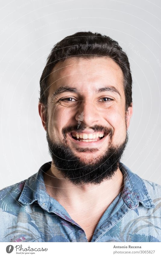 bärtiges, lächelndes Männerporträt aus nächster Nähe Mann Erwachsene Hemd Vollbart Lächeln Gefühle hawaiianisch Ausdruck Arabien nahöstliche Ethnie