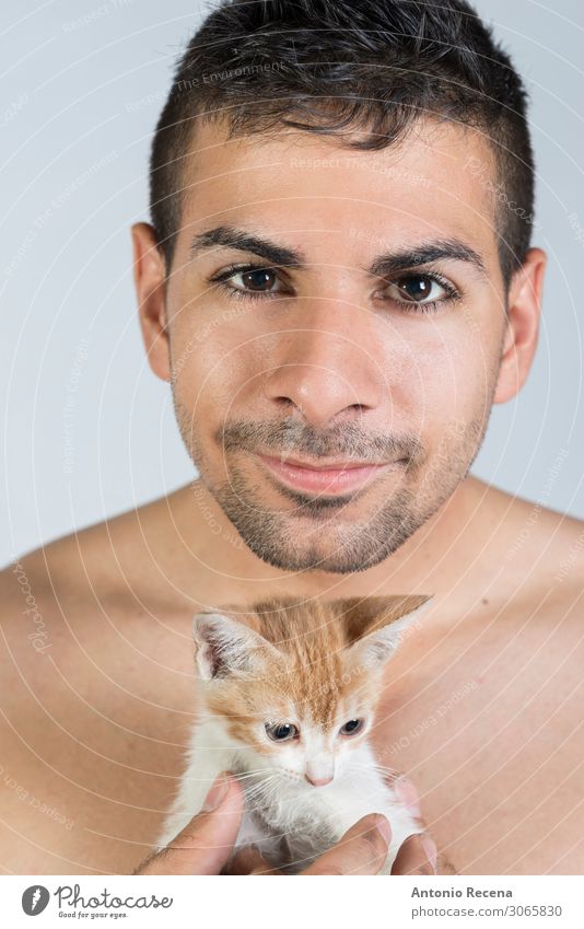 lateinamerikanischer Mann mit Katze im Studio geschossen ohne Hemd Lifestyle Mensch Erwachsene Jugendliche Tier Haustier Liebe klein Schutz Lateinamerikaner