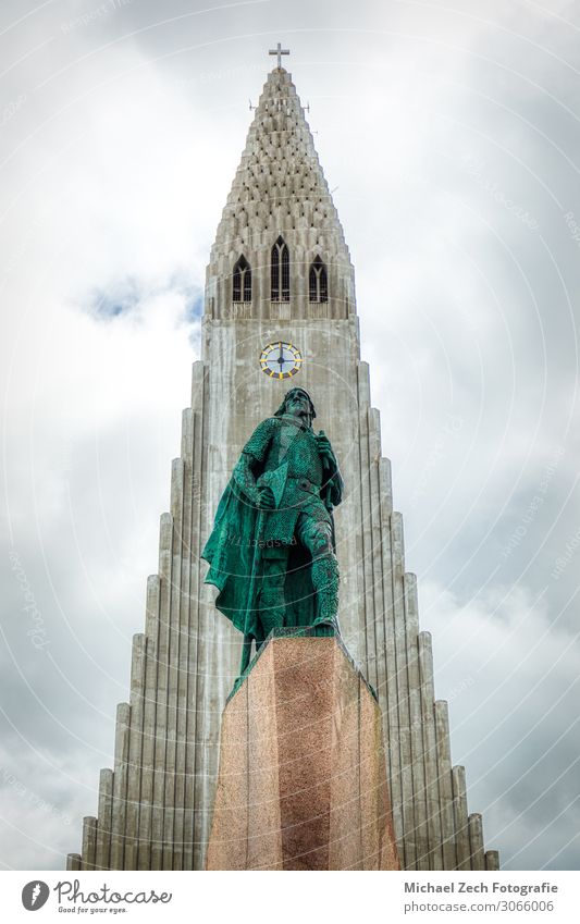 Statue von Lief Erikson vor der Hallgrimskirkja in reykjavik Design schön Ferien & Urlaub & Reisen Tourismus Sommer Natur Landschaft Himmel Stadt Stadtzentrum