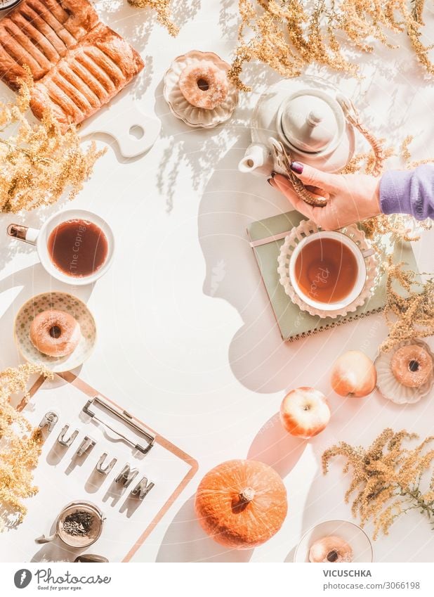 Gemütlicher Herbst zu Hause Apfel Kuchen Frühstück Heißgetränk Tee Lifestyle Stil Design Häusliches Leben Traumhaus Tisch Mensch Frau Erwachsene Hand