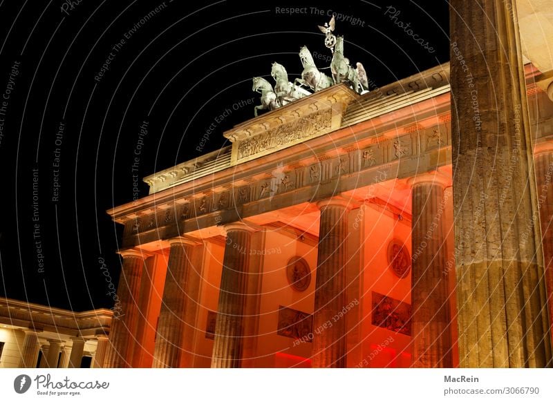 Illumination Brandenburger Tor Bauwerk Architektur Kunst Berlin-Mitte Quadriga Beleuchtung Dämmerung rot Farbfoto Außenaufnahme Menschenleer Abend