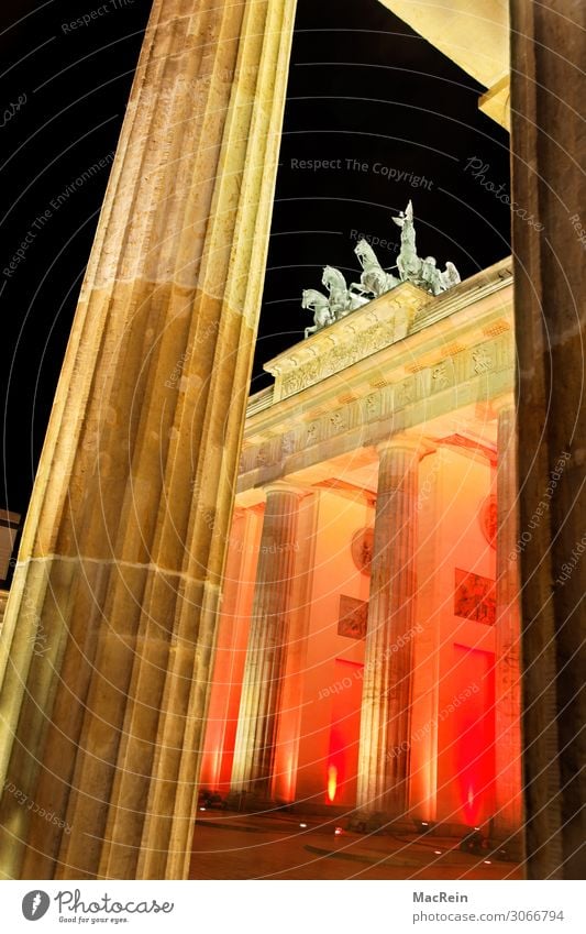 Illumination Brandenburger Tor Kunst Skulptur Architektur Hauptstadt Menschenleer Wärme orange ästhetisch Kultur Tourismus Berlin-Mitte Beleuchtung Quadriga rot