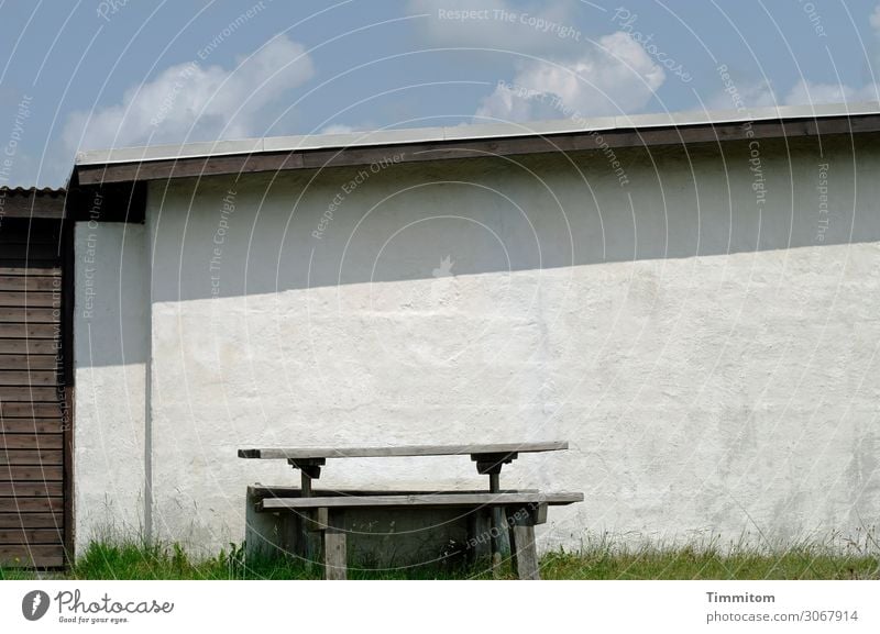 Sitzplatz Ferien & Urlaub & Reisen Dänemark Architektur Ferienhaus Fassade Dach Stein Holz ästhetisch einfach blau braun grau Gefühle Bank Tisch Schatten