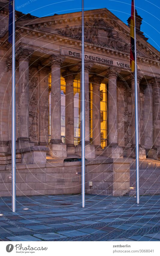 DEM DEUTSCHEN VOLKE Abend Architektur Berlin Deutscher Bundestag Deutschland dunkel Dämmerung Hauptstadt Nacht Parlament Regierung Regierungssitz