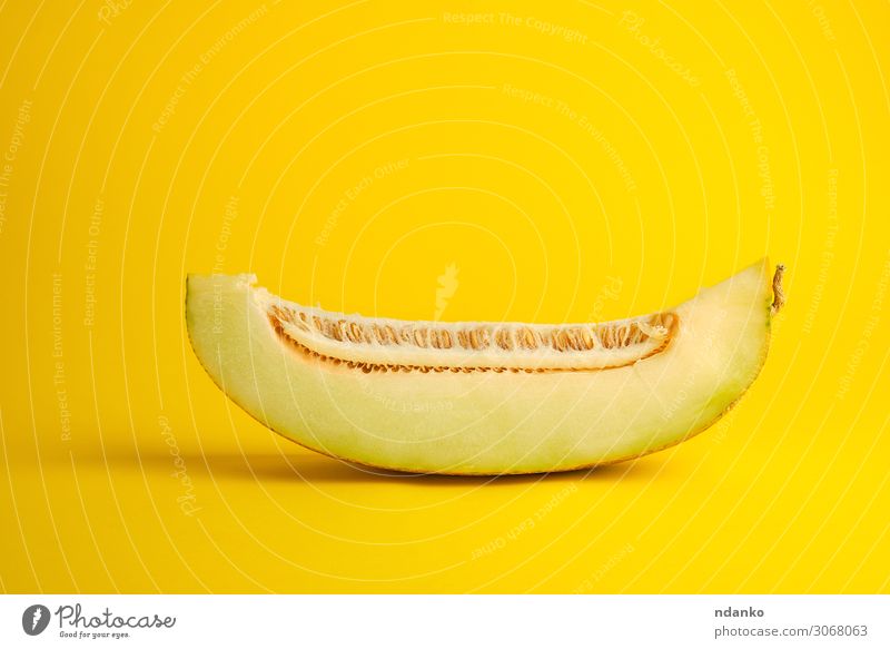 Stück reife Melone mit Samen auf gelbem Grund Gemüse Frucht Dessert Ernährung Vegetarische Ernährung Diät Sommer Natur Pflanze Essen frisch natürlich saftig