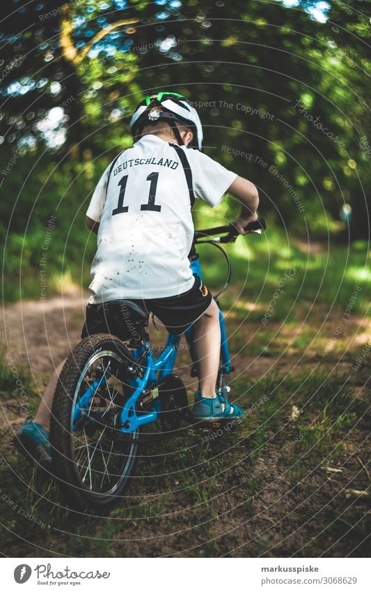 Junge mit Mountainbike im Wald Lifestyle Gesundheit sportlich Fitness Freizeit & Hobby Spielen Tourismus Ausflug Abenteuer Ferne Freiheit Fahrradtour