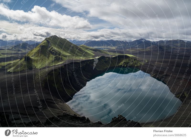 Mirror lake in the Icelandic highlands with lush green mountains Natur Landschaft Erde Sand Wolken Berge u. Gebirge Gipfel Schneebedeckte Gipfel Vulkan See