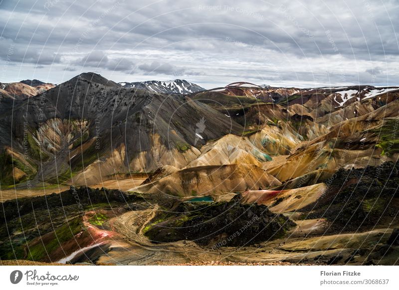 Mountain range in the Icelandic highlands Natur Landschaft Erde Sand Luft Wolken Berge u. Gebirge Gipfel Schneebedeckte Gipfel Vulkan schön Ferne Farbfoto