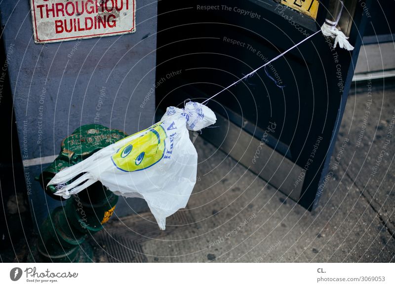 stresstest Arbeitsplatz Dienstleistungsgewerbe New York City Stadt Tür Kunststoffverpackung Boden Hydrant Schnur Plastiktüte Zeichen Smiley authentisch lustig