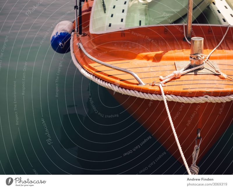 Orangefarbenes Boot Angeln Bootsfahrt Ferien & Urlaub & Reisen Tourismus Ausflug Meer Insel Segeln Wasser Verkehr Verkehrsmittel Schifffahrt Fischerboot