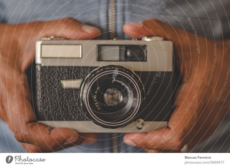 Vintage-Fotokamera in der Hand Lifestyle schön Freizeit & Hobby Dekoration & Verzierung Technik & Technologie Mensch Erwachsene Metall alt retro Aussicht Rahmen