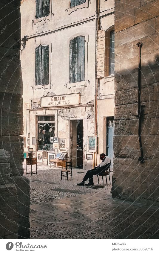 französischer powernap Mensch Mann Erwachsene 1 Dorf Stadt Haus sitzen schlafen Frankreich Altstadt Antiquitätenladen Antiquitätenhändler Idylle Franzosen
