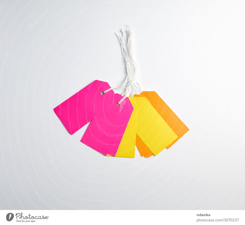 rechteckige Papierschnipsel, gelbe und orangefarbene Etiketten Handwerk Business Seil Verpackung Schnur hängen verkaufen natürlich oben braun rosa weiß Adresse