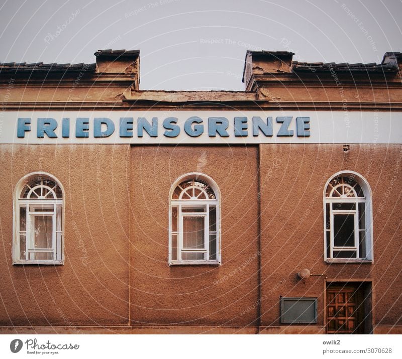 Als die Welt noch übersichtlich war Himmel Görlitz Sachsen Deutschland Kleinstadt Haus Mauer Wand Fassade Fenster Tür Schriftzeichen retro trist stagnierend