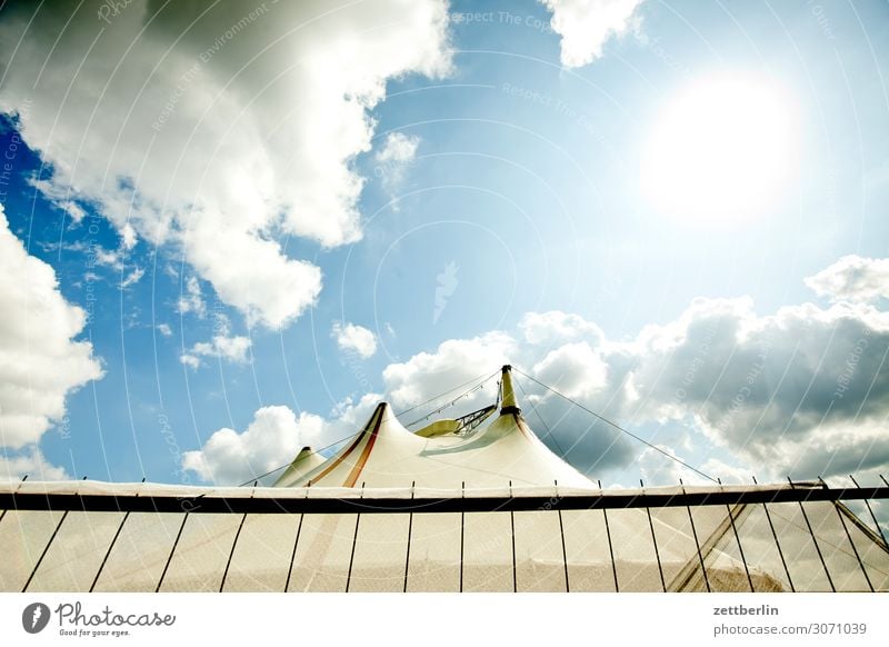 Zirkus Himmel Himmel (Jenseits) Kultur Menschenleer Sommer Textfreiraum Show Zirkuszelt Manege Zaun Zelt Wolken Froschperspektive Sonne Gegenlicht blenden grell