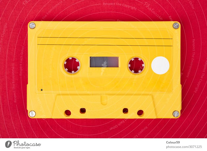 Gelbe Audiokassette Freude Musik Technik & Technologie Musik hören Medien Kunststoff retro gelb Musikkassette altehrwürdig 80s blank analogue dance isolated