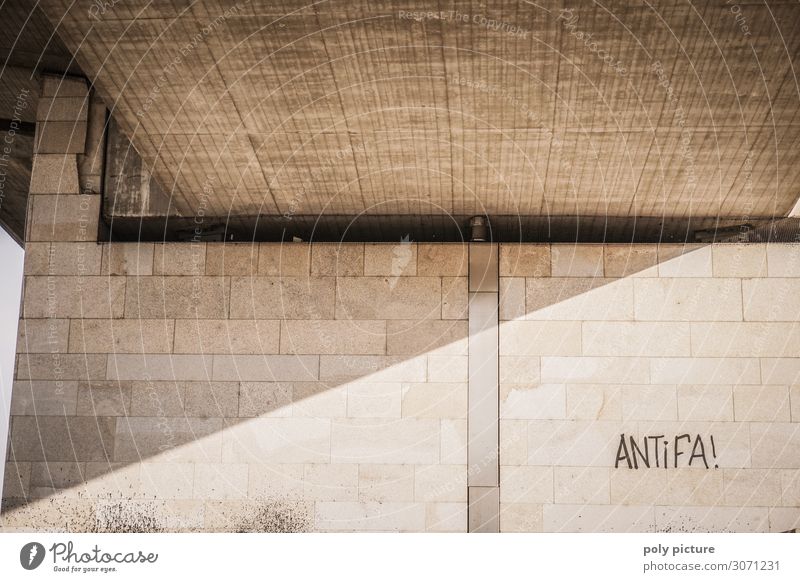 "Antifa"-Graffiti an einer Wand in Dresden Park Menschenleer Brücke Aggression Senior Identität Krise Zukunft Antifaschismus widerstehen Widerstandskraft