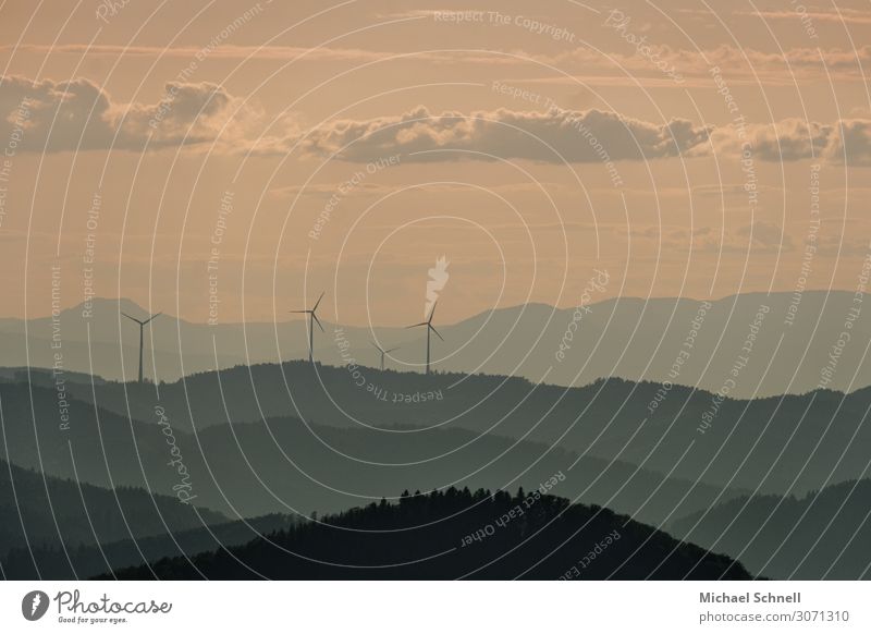Schwarzwaldlandschaft Energiewirtschaft Windkraftanlage Umwelt Natur Landschaft Himmel Schönes Wetter Berge u. Gebirge ruhig nachhaltig Aussicht Ferne Farbfoto