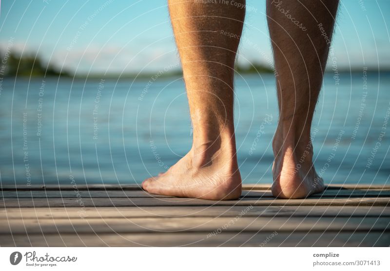 Mann steht Barfuß auf einem Holzsteg Gesundheit Gesundheitswesen Alternativmedizin sportlich Wellness Wohlgefühl Erholung Spa Sauna Schwimmen & Baden Sommer